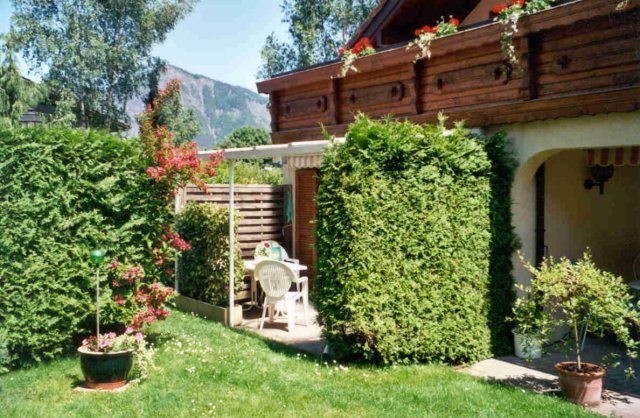 abgetrenntersonnigerberdachtergartensitzplatz.jpg